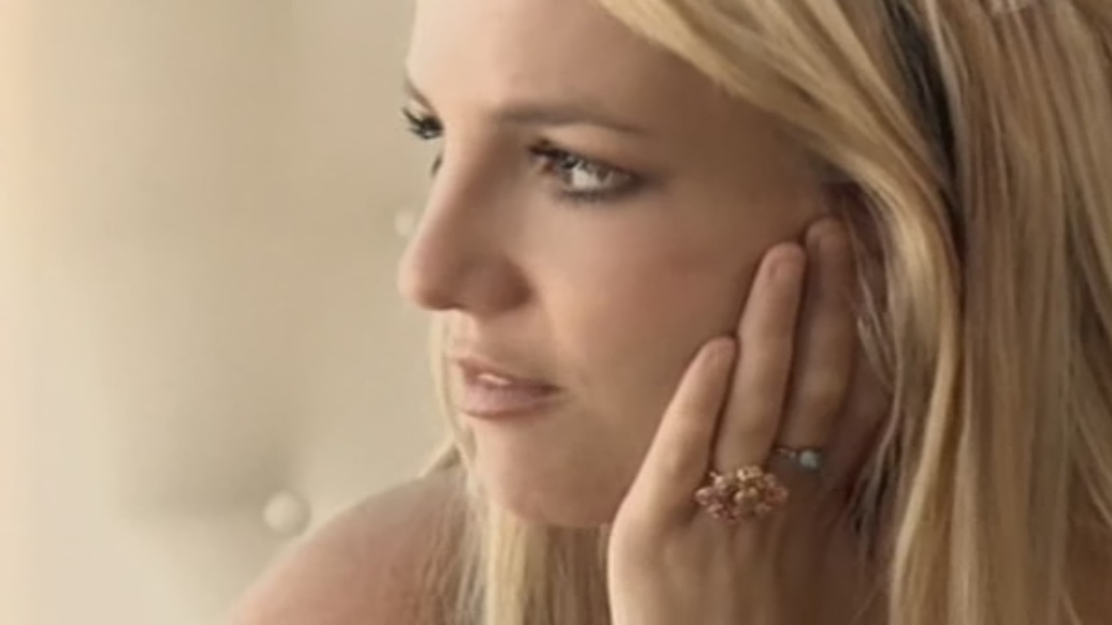Скриншот из фильма Бритни Спирс: Жизнь За Стеклом [Britney Spears For The Record]